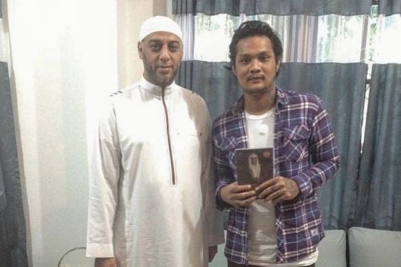 Virgoun Kenang Momen Baca Syahadat Dituntun Syekh Ali Jaber - JPNN.COM