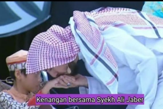 Syekh Ali Jaber Selalu Mencium Tangan Naja Hudia, Bocah Penghafal Al-Qur'an - JPNN.COM