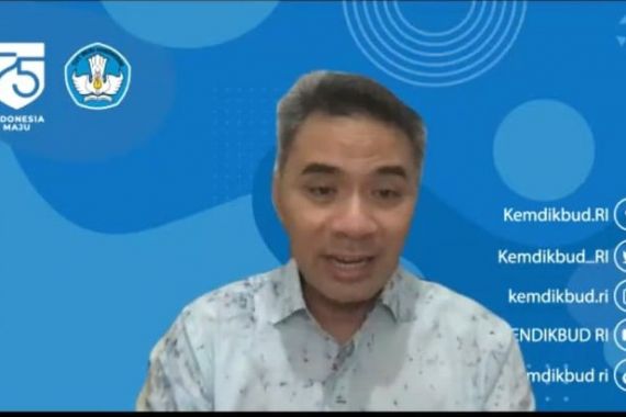 Respons Tegas Kemendikbud soal Siswi Nonmuslim SMKN 2 Padang Disuruh Berjilbab - JPNN.COM