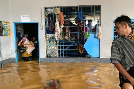 Banjir Setinggi Paha Rendam Rutan Barabai, 56 Narapidana Dievakuasi - JPNN.COM