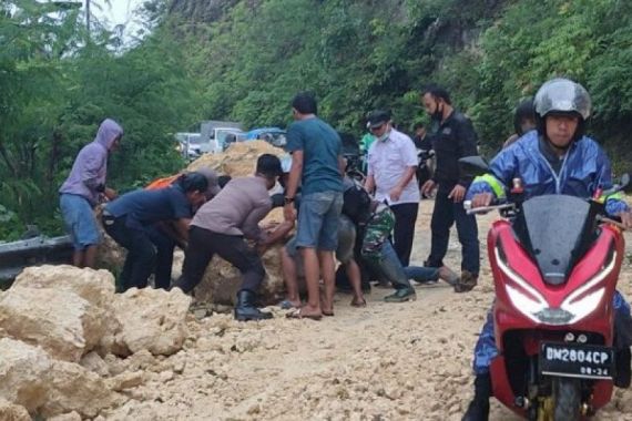 Gempa di Majene Sulbar: 3 Orang Tewas, 24 Luka-luka, Hotel & Kantor Gubernur Rusak Parah - JPNN.COM