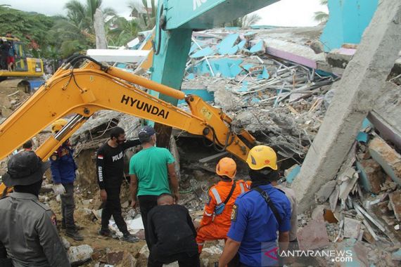 Korban Terus Bertambah, Tim Penyelamat Datang ke Mamuju Lewat Laut, Udara dan Darat - JPNN.COM