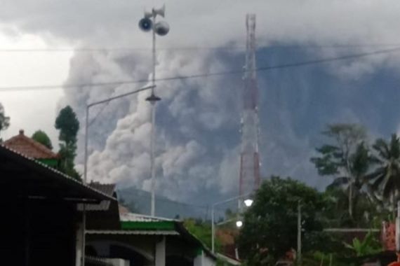 Bupati Lumajang Mengabarkan Gunung Semeru Meletus - JPNN.COM