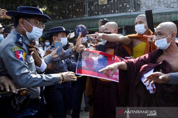 Pengikut Biksu Anti-Islam Bikin Onar, Polisi Myanmar Kena Hajar - JPNN.COM
