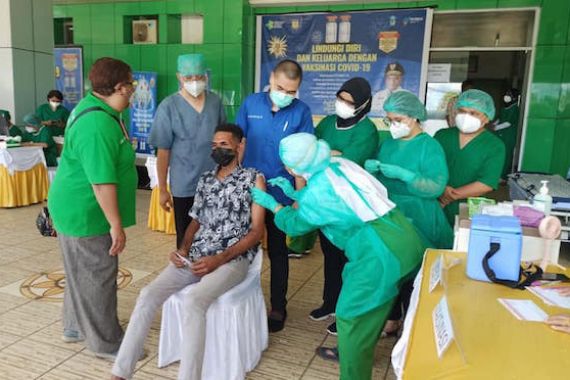 16 Tokoh di Papua Termasuk Pangdam Cenderawasih Disuntik Vaksin COVID-19 - JPNN.COM