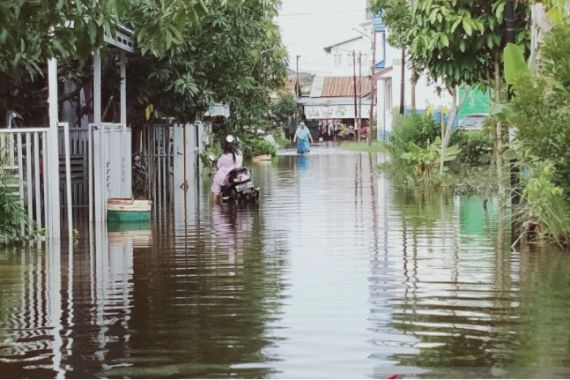Banjir Masih Merendam Sejumlah Wilayah di Banjarmasin - JPNN.COM