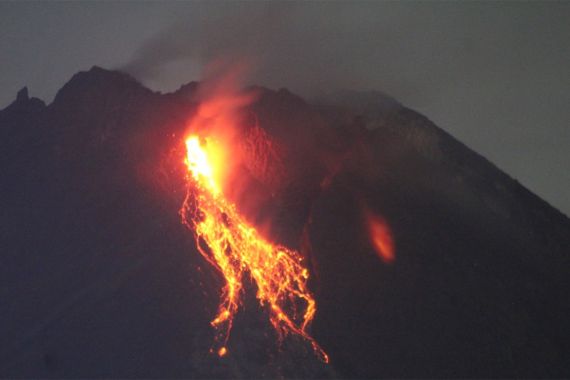 Hingga Pagi Tadi, Gunung Merapi Sudah Semburkan Lava Pijar Puluhan Kali - JPNN.COM