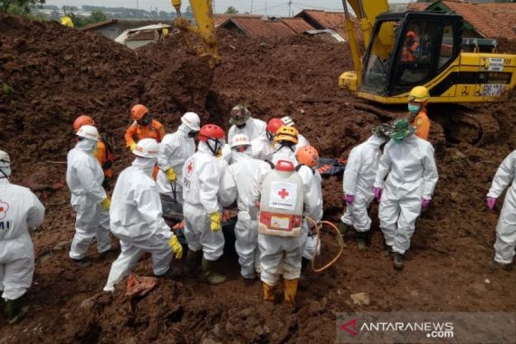 Ya Tuhan, Sebegini Jumlah Korban Longsor di Sumedang yang Sudah Ditemukan - JPNN.COM