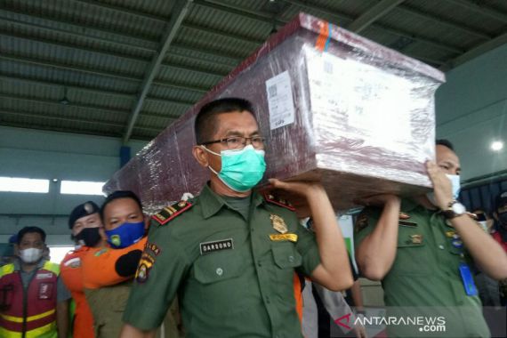 Tragedi Sriwijaya Air SJ182: Jenazah Indah Halimah Putri Tiba di Palembang - JPNN.COM