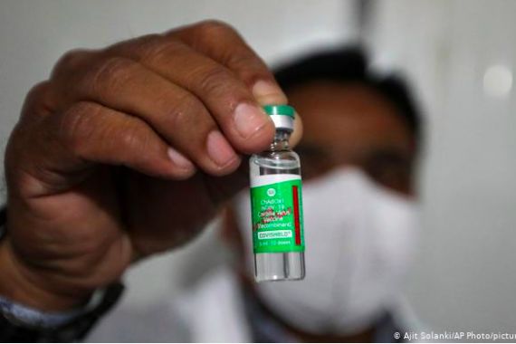Di India, Petugas Kebersihan jadi Orang Pertama yang Terima Suntikan Vaksin Covid-19 - JPNN.COM