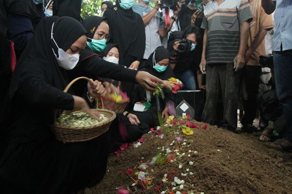 Jenazah Indah Halimah Putri Korban Sriwijaya Air SJ182 Dimakamkan di Samping Rumah Orang Tua - JPNN.COM