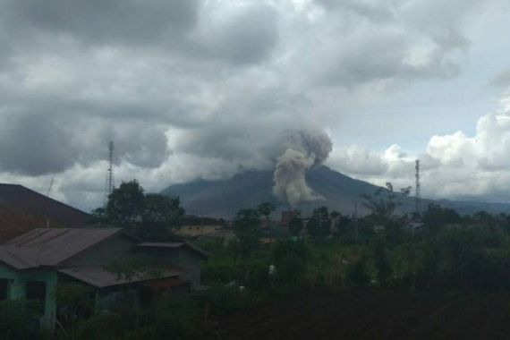 Gunung Sinabung Meletus 3 Menit 26 Detik, Siaga! - JPNN.COM