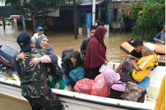 TNI AL Distribusikan Sembako Kepada Warga Terdampak Banjir di Kalsel - JPNN.COM