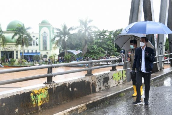 Jokowi Diguyur Hujan saat Tinjau Lokasi Banjir di Banjar - JPNN.COM