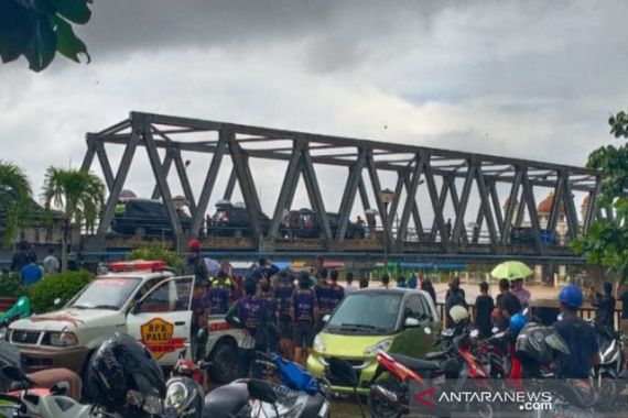 Hujan Deras Sambut Jokowi di Kalimantan Selatan, Naik Perahu Karet Marinir Dibatalkan - JPNN.COM