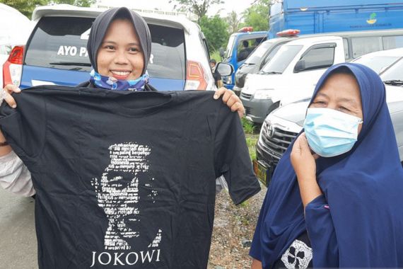 Begini Perasaan Warga Kalsel yang Dapat Kaus dari Jokowi - JPNN.COM