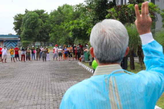 Pak Ganjar Memeriksa Kondisi Pasien Covid-19 di Asrama Haji Donohudan, Ini Pesannya - JPNN.COM