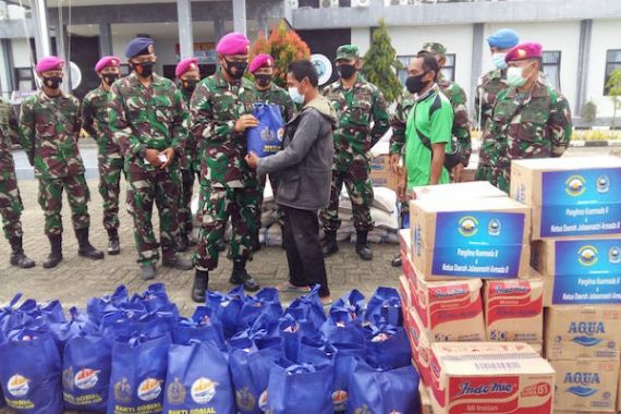 TNI AL Distribusikan Bantuan Kepada Ratusan Korban Gempa Mamuju, Semoga Bermanfaat - JPNN.COM