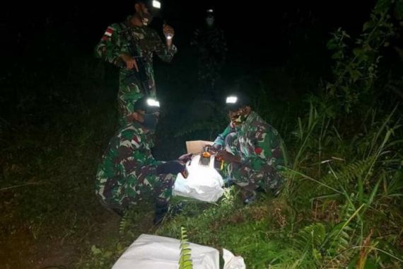 Prajurit TNI Menyergap 4 Orang yang Masuk Lewat Jalan Tikus - JPNN.COM