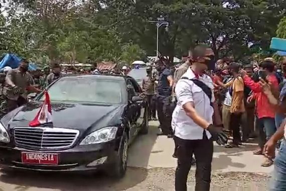 Pengungsi Berebut, Pengawal Jokowi yang Berbadan Kekar Kewalahan - JPNN.COM