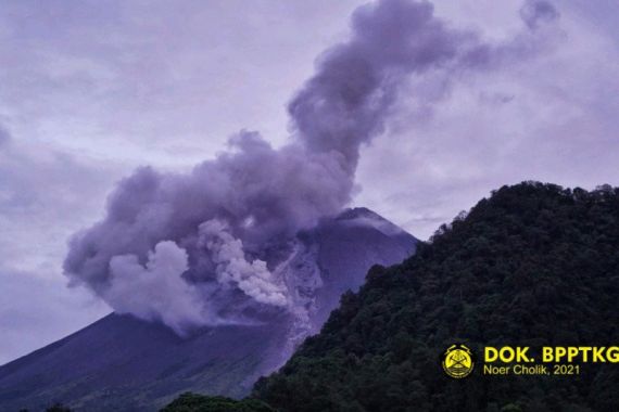 Awan Panas Guguran Gunung Merapi Meluncur - JPNN.COM