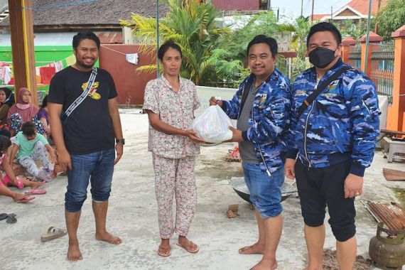 Bantu Korban Banjir, KNPI Serahkan Bantuan Sembako - JPNN.COM