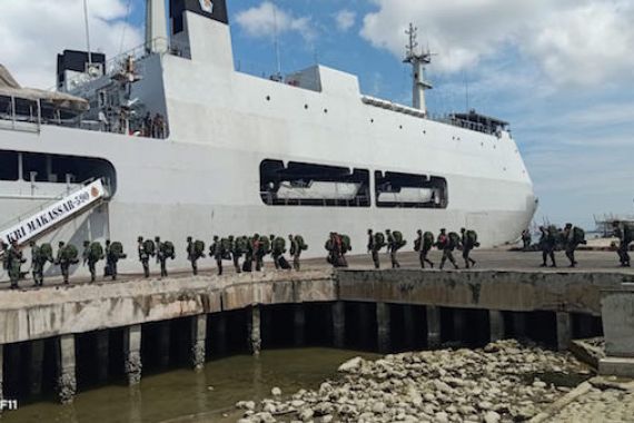 KRI Makassar-590 BKO Kolinlamil Angkut Pasukan Pengamanan Perbatasan Papua - JPNN.COM