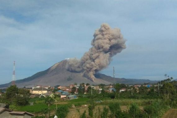 Gunung Sinabung Erupsi Lagi, Siaga - JPNN.COM