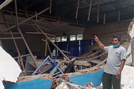 Bangunan Baru Sekolah Hancur Digoyang Gempa, yang Lama Masih Berdiri - JPNN.COM