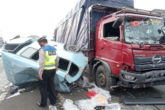 4 Kendaraan Kecelakaan Beruntun di Jalur Pantura Cirebon, Sampai Kayak Begini - JPNN.COM