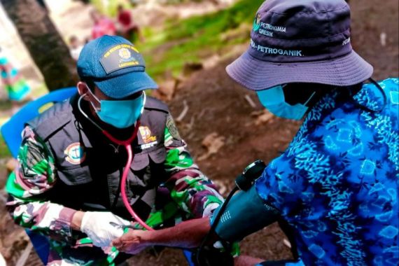 Tim Medis TNI AL Tangani Puluhan Korban Gempa di Pulau Karampuang - JPNN.COM