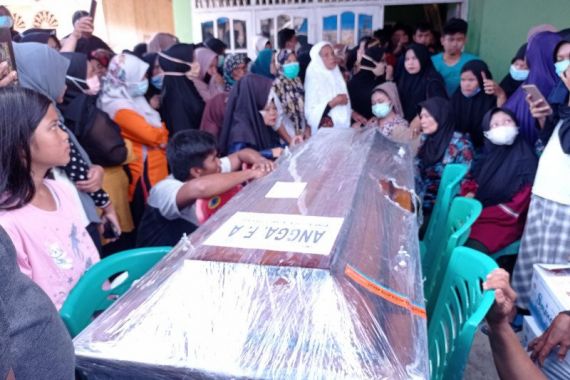 Isak Tangis Keluarga Iringi Pemakaman Jenazah Angga Fernanda, Korban Kecelakaan Sriwijaya Air SJ-182 - JPNN.COM