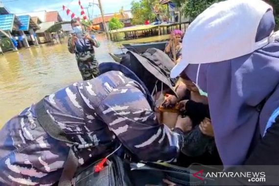 Tim Kesehatan TNI AL Memberikan Layanan Kesehatan untuk Korban Banjir Kalsel - JPNN.COM