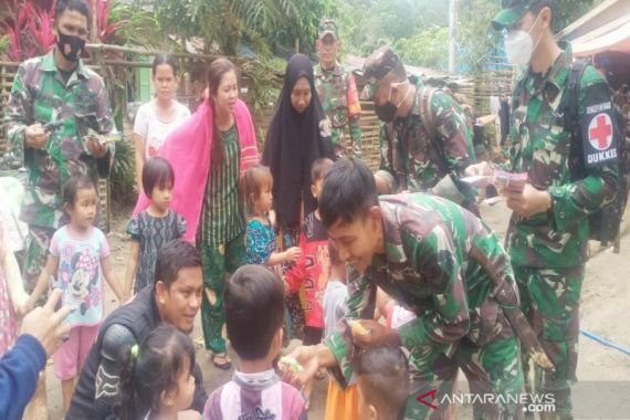 TNI dan Relawan Berkolaborasi Hilangkan Trauma Anak di Lokasi Bencana - JPNN.COM