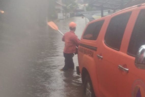 Sembilan Titik di Kota Bekasi Banjir, Satu Perumahan Tenggelam - JPNN.COM