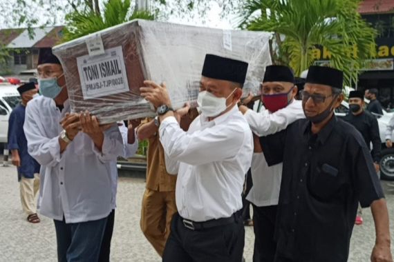Wako Pontianak Angkat Peti dan Salatkan Jenazah Satu Keluarga Korban Sriwijaya Air SJ 182 - JPNN.COM