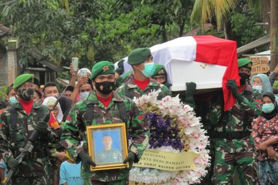 TNI Gelar Upacara Kebesaran untuk Jenazah Praka Dedi yang Tewas Ditembak KKB - JPNN.COM
