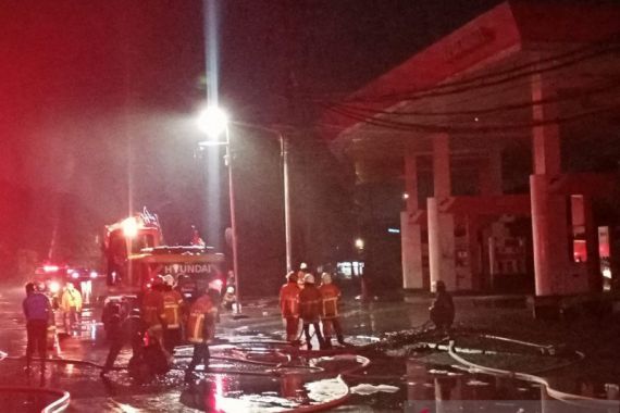 5 Kali Ledakan di SPBU Margomulyo Surabaya, Asap Mengepul dari Celah Selokan - JPNN.COM