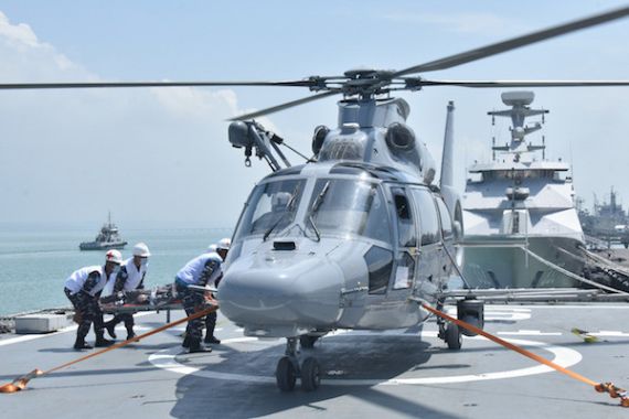 Tim Medis Mengevakuasi Pasien Pakai Helikopter dari Kapal Perang TNI AL, Mohon Doanya - JPNN.COM