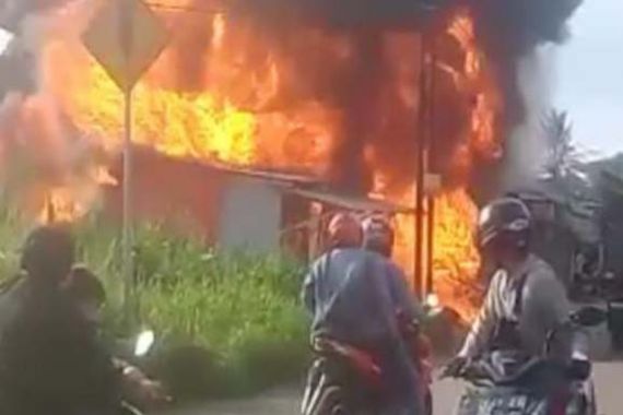 SPBU Mini, Warung Kopi, 4 Motor, dan Bengkel Tambal Ban di Bogor Terbakar - JPNN.COM