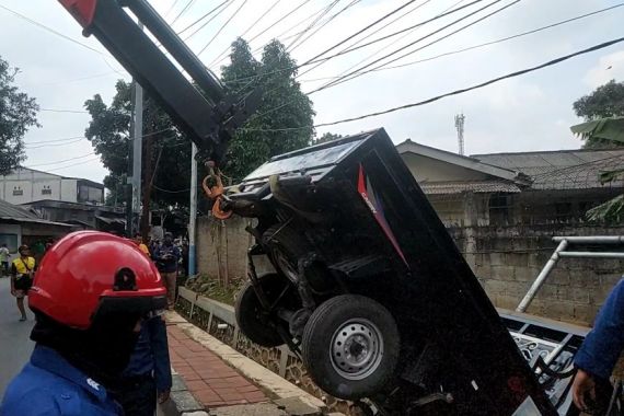 Mobil Pikap Terperosok ke Dalam Got, Kok Bisa? - JPNN.COM