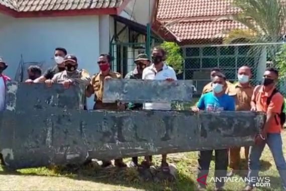 Penemuan Benda Mirip Serpihan Sayap Pesawat Bikin Heboh, Prajurit TNI AL Turun Tangan - JPNN.COM