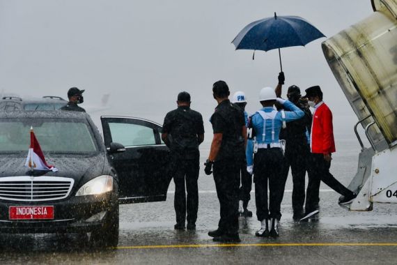 Jokowi Disambut Hujan Deras saat Tiba di Sumsel - JPNN.COM