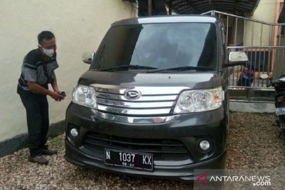 PNS Wanita Mesum di Mobil, Sial, Suami Tahu - JPNN.COM