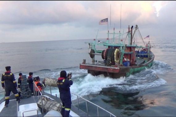 Lihat, Kapal Berbendera Malaysia Diburu Tim KKP di Selat Malaka, Menegangkan - JPNN.COM