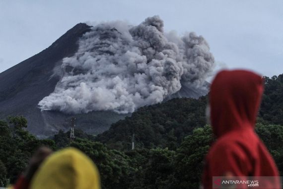 Lihat, Penampakan Awan Panas Gunung Merapi - JPNN.COM