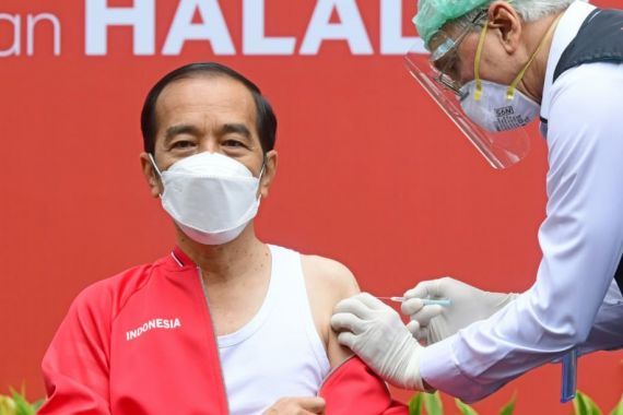 Ini Alasan Pak Jokowi Pakai Singlet saat Vaksinasi Kedua - JPNN.COM