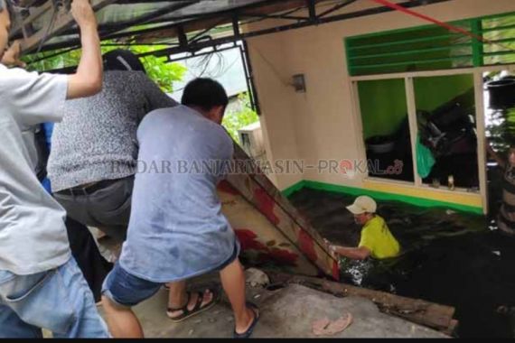 Astagfirullah, Habis Banjir Besar Terbitlah Rumah Ambles 2 Meter - JPNN.COM