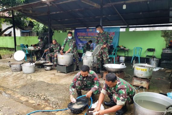 Top, Dapur Lapangan TNI AD Sajikan Ribuan Nasi Bungkus untuk Korban Banjir Kalsel - JPNN.COM