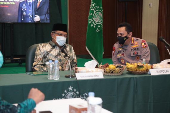 Sehari Setelah Dilantik Jokowi, Kapolri Jenderal Listyo Langsung Bertemu Ketum PBNU, Nih Agendanya - JPNN.COM